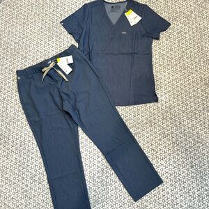 Figs Women's Short Sleeve Scrub Top and Pants Set in Navy Blue